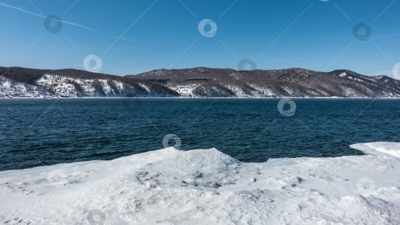 Скачать Незамерзающая северная река зимой.  Ангара фотосток Ozero