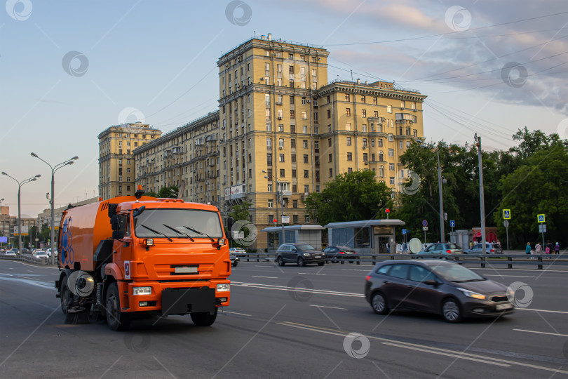 Скачать Коммунальная машина подметает асфальт фотосток Ozero