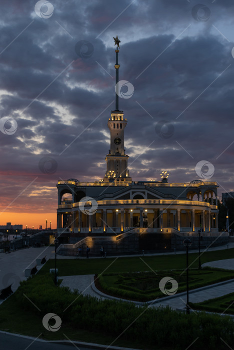 Скачать Москва. Здание Северного речного вокзала на закате фотосток Ozero