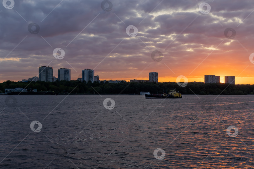 Скачать Москва. Химкинское водохранилище. Закат фотосток Ozero