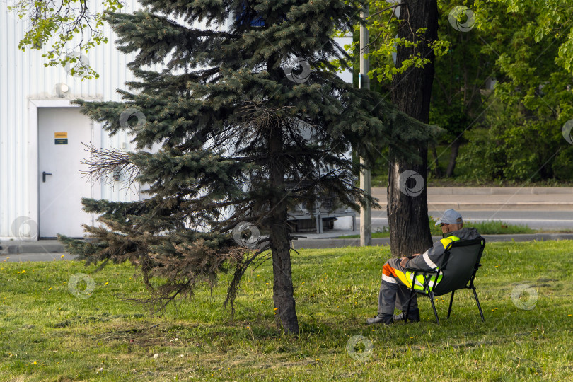 Скачать Работник отдыхает фотосток Ozero