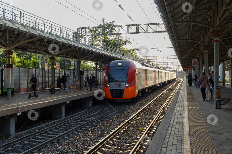 Скачать Прибытие электропоезда на станцию Московского центрального кольца "Окружная" фотосток Ozero