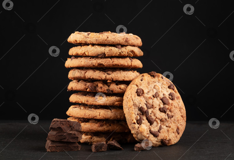 Скачать Печенье с шоколадной крошкой на черном фоне с местом для копирования вашего текста фотосток Ozero