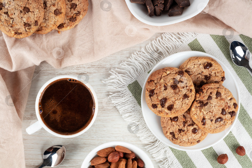 Скачать Чашка кофе с шоколадным печеньем на деревянном столе, вид сверху фотосток Ozero