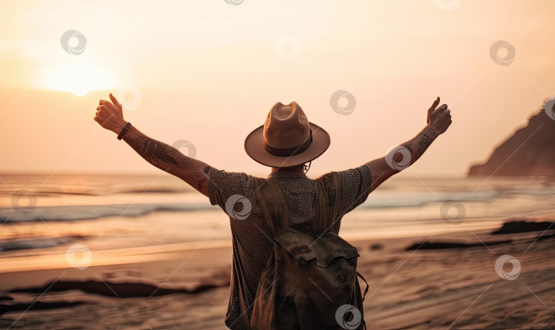 Скачать Счастливый мужчина в шляпе и рюкзаке поднимает руки вверх на пляже на закате. Концепция хорошего самочувствия, здравоохранения, путешествий и психического здоровья, генеративный искусственный интеллект фотосток Ozero