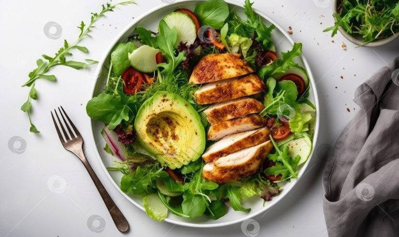 Скачать Зеленый салат с запеченной курицей на белом кухонном столе, генеративный ИИ фотосток Ozero