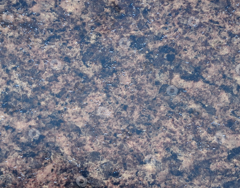 Скачать Черно-коричневый гранит, полированная поверхность из натурального камня. фотосток Ozero