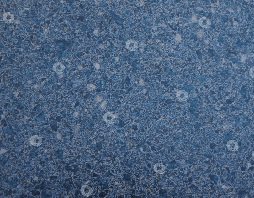 Скачать Темно-серый гранит голубого оттенка с вкраплениями белого, полированная поверхность натурального камня крупным планом. фотосток Ozero
