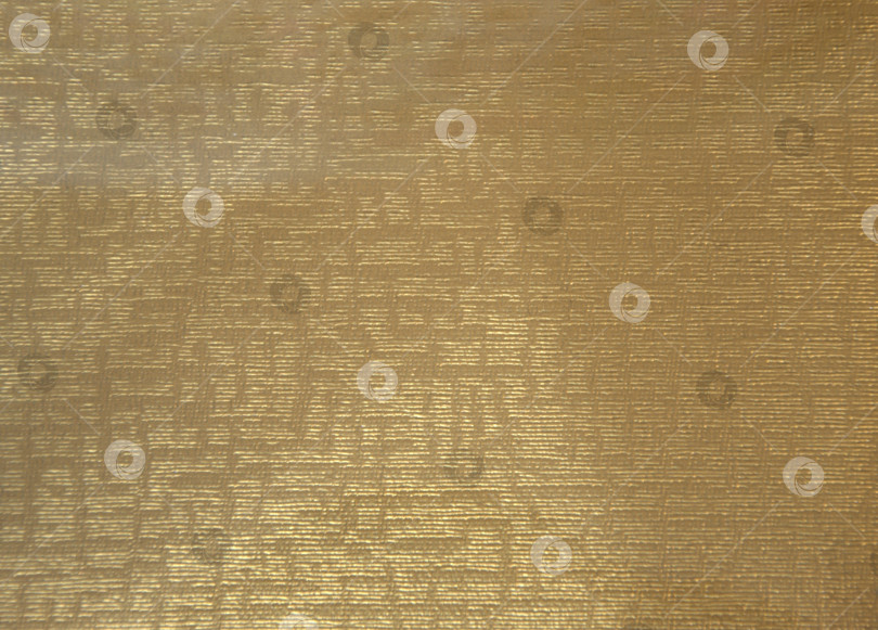 Скачать Фрагмент натурального камня с гравировкой, имитирующей кароедо, окрашенный в золотой цвет. фотосток Ozero