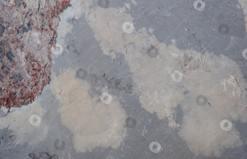 Скачать Фрагмент натурального темно-серого камня со следами коричневой эрозии крупным планом. фотосток Ozero