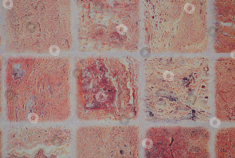 Скачать Стена выложена из квадратных красных камней в виде мозаики на цементной стяжке. фотосток Ozero