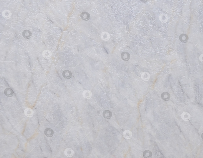 Скачать Белый мрамор с серыми и коричневыми прожилками, полированная поверхность натурального камня крупным планом. фотосток Ozero