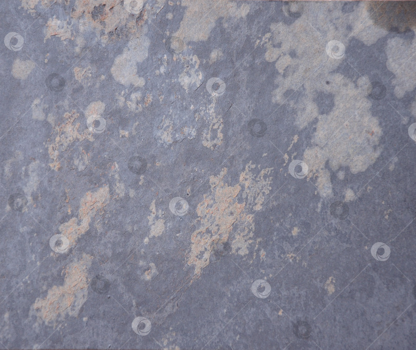 Скачать Темно-серый камень, грубо обработанная поверхность натурального камня крупным планом. фотосток Ozero
