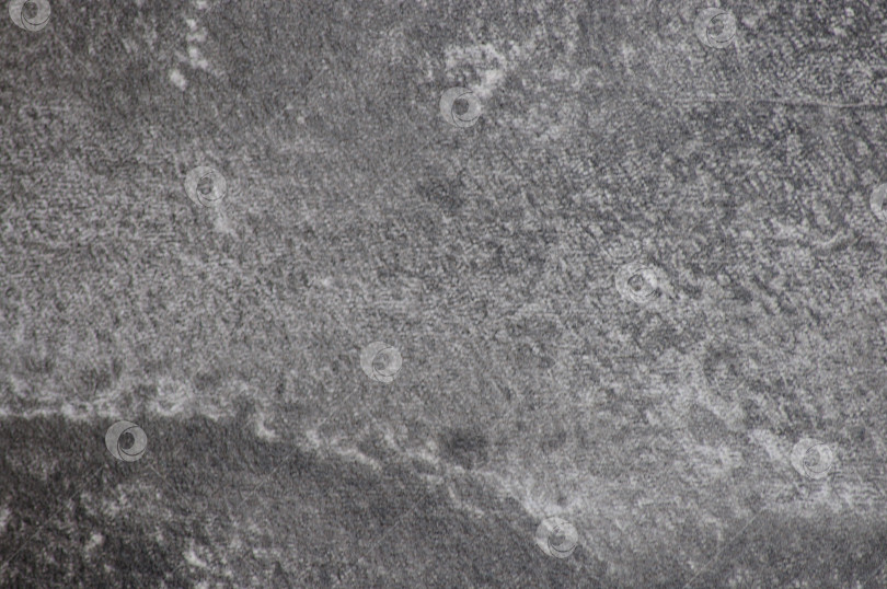 Скачать Натуральный темно-серый камень с белыми вкраплениями, шероховатая поверхность крупным планом. фотосток Ozero
