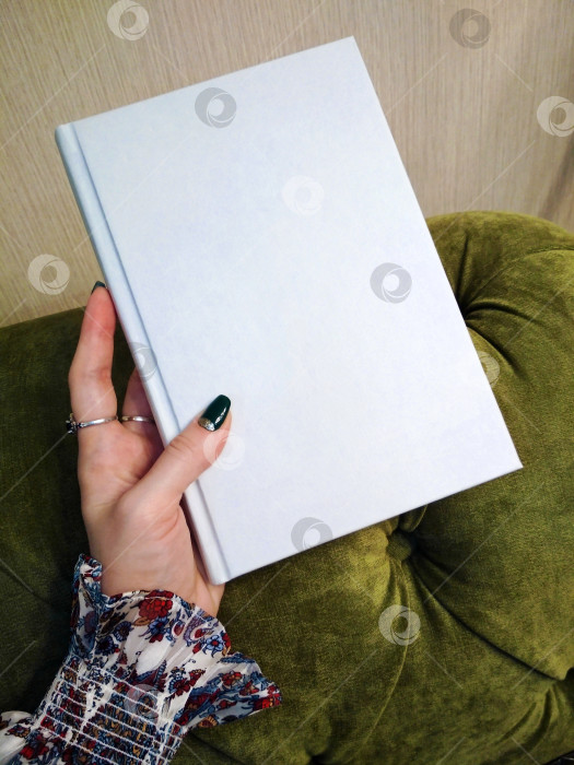 Скачать Макет пустой записной книжки в женской маникюрной руке фоновое фото фотосток Ozero