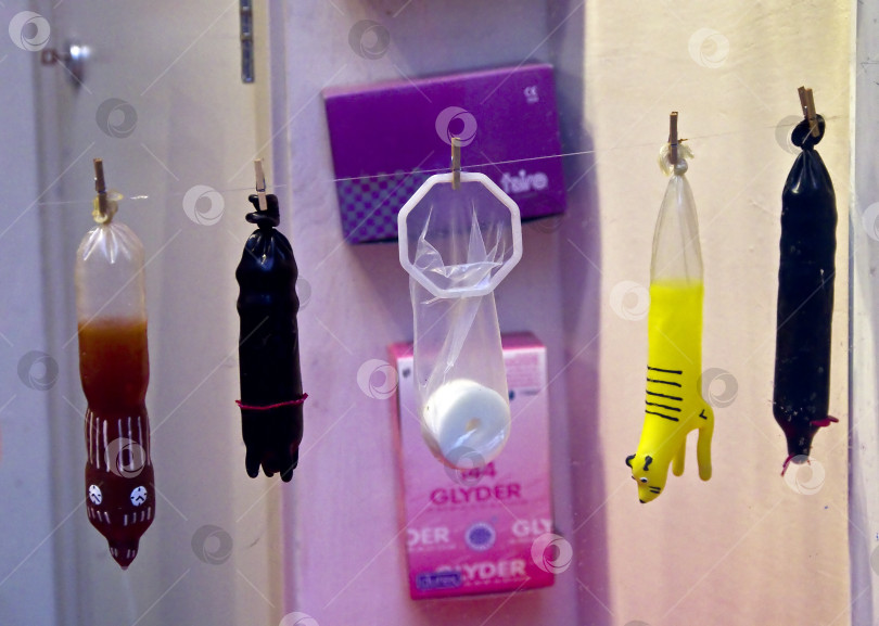 Скачать Забавные презервативы в витрине магазина. фотосток Ozero