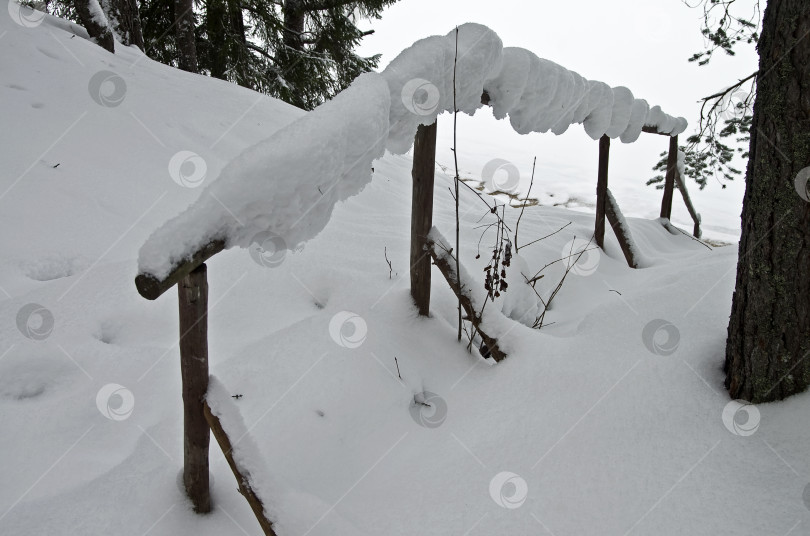 Скачать Крутой спуск к реке зимой. фотосток Ozero