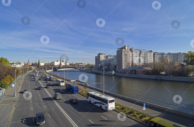 Скачать Вид с моста на центр Москвы. фотосток Ozero