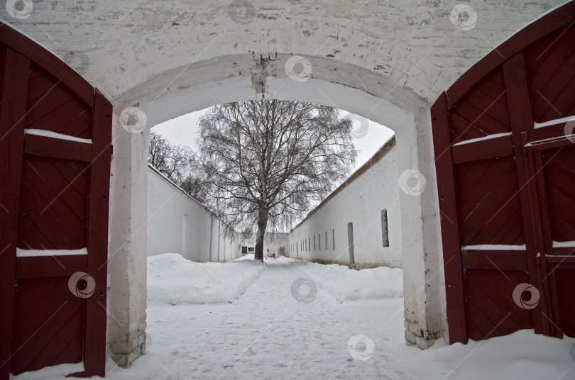 Скачать Тюремный двор. фотосток Ozero