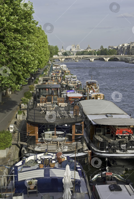 Скачать Жилые баржи в Париже. фотосток Ozero