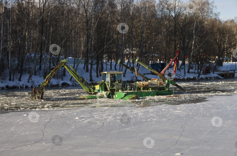 Скачать Очистка пруда. фотосток Ozero