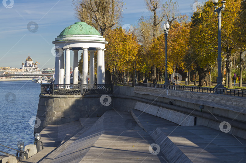 Скачать Ротонда на набережной Москвы-реки. фотосток Ozero