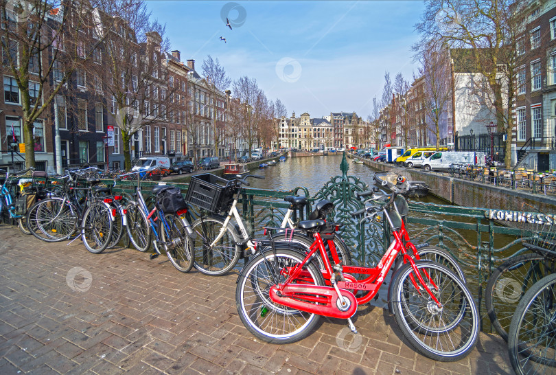 Скачать Велосипедная стоянка на канале, Амстердам. фотосток Ozero