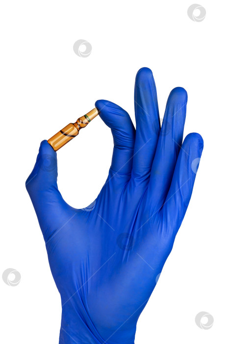 Скачать Рука в синей перчатке держит ампулу, выделенную на белом фоне. фотосток Ozero