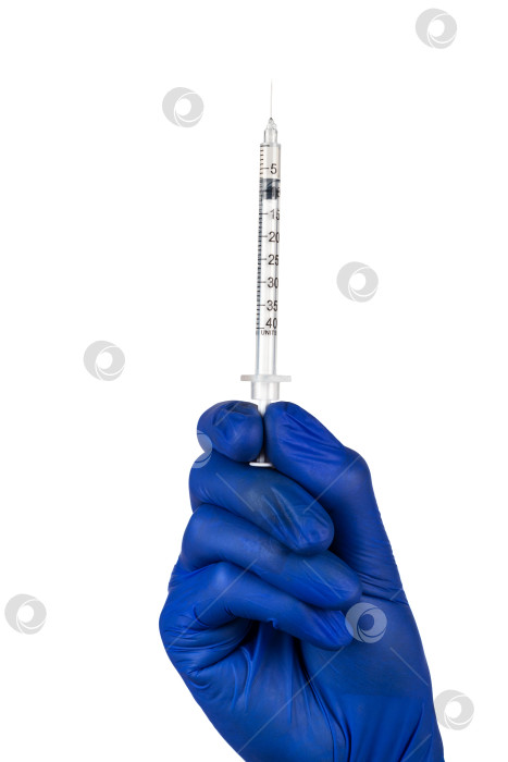 Скачать Шприц в руке в синей перчатке, выделенный на белом фоне. фотосток Ozero
