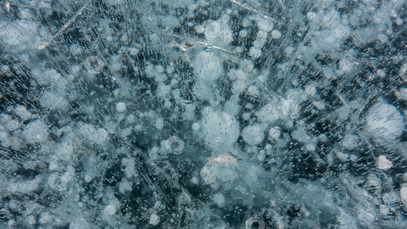 Скачать Прозрачный лед озера Байкал, крупный план. На гладкой бирюзовой поверхности видны трещины фотосток Ozero