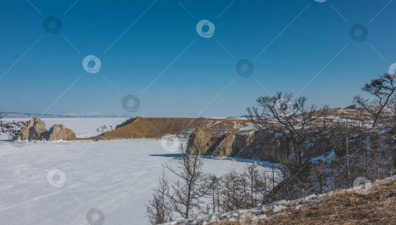 Скачать Поверхность замерзшего озера с крутыми берегами покрыта снегом. Байкал фотосток Ozero