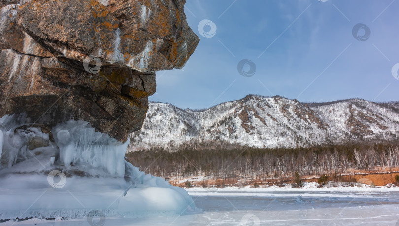 Скачать Живописная скала, поросшая лишайниками, стоит на замерзшем озере. Байкал фотосток Ozero