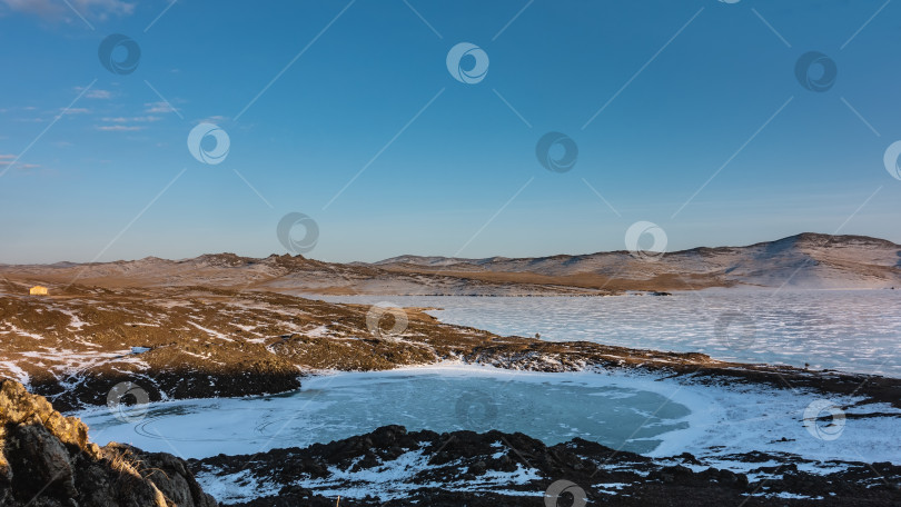 Скачать Два замерзших озера разделены тонкой полоской суши.   Байкал фотосток Ozero
