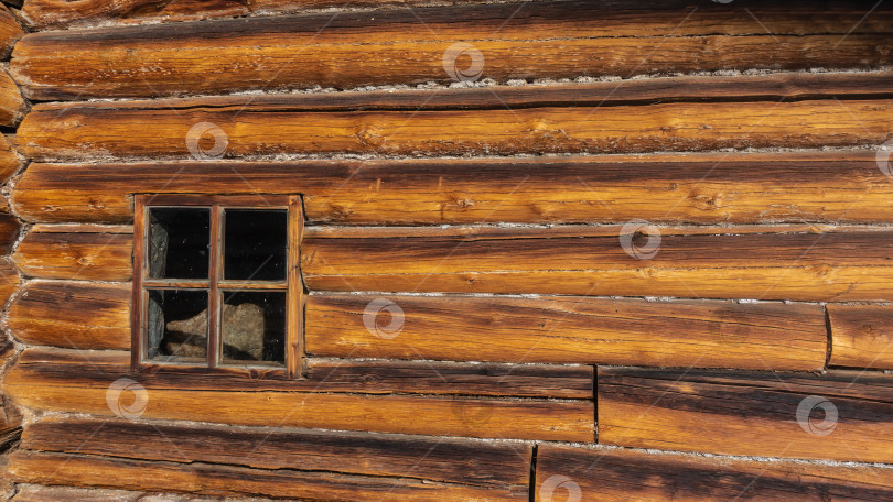 Скачать Фрагмент старого деревянного дома. Стена была построена из натуральных неокрашенных бревен. фотосток Ozero