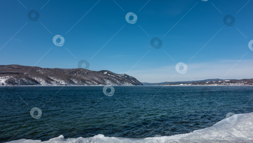 Скачать Река Ангара зимой.  На берегу есть снег и лед. фотосток Ozero