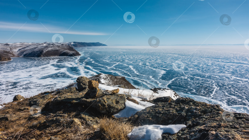 Скачать Замерзшее озеро покрыто ажурным снежным узором.  Байкал фотосток Ozero