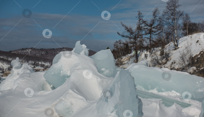 Скачать Причудливые ледяные торосы, покрытые снегом, на замерзшем озере.  Байкал фотосток Ozero