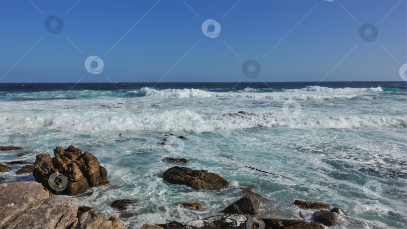 Скачать Бирюзовые волны Атлантического океана разбиваются о скалистый берег. Мыс Доброй Надежды. Южная Африка фотосток Ozero