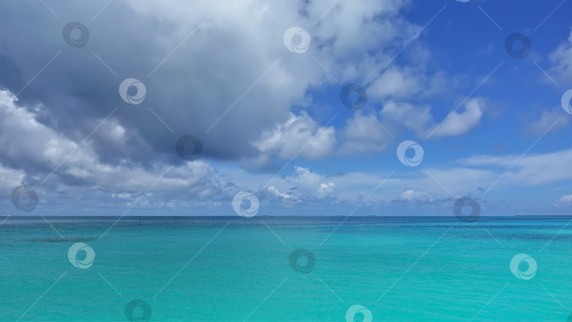 Скачать Спокойные воды аквамаринового Индийского океана. Мальдивская идиллия. фотосток Ozero