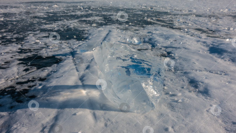 Скачать Блестящий прозрачный осколок льда крупным планом. Байкал фотосток Ozero