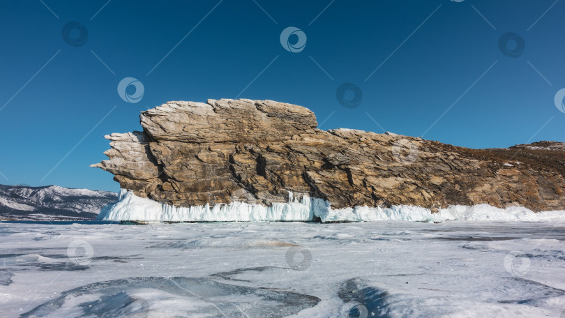 Скачать Живописный скалистый остров на замерзшем озере. Байкал фотосток Ozero