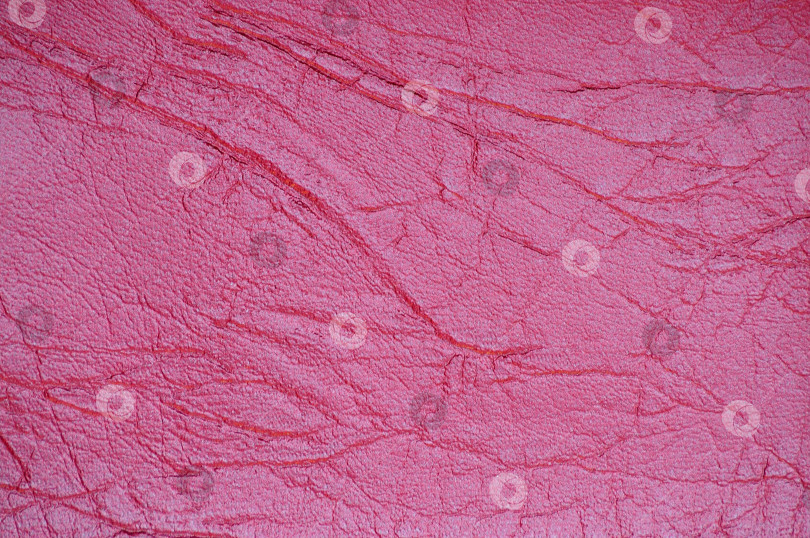 Скачать Фрагмент натуральной кожи с морщинами и складками, искусственно окрашенный в ярко-малиновый цвет. фотосток Ozero