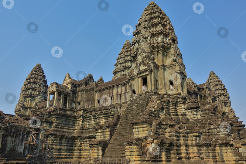 Скачать Древний храм Ангкора на фоне голубого неба. фотосток Ozero
