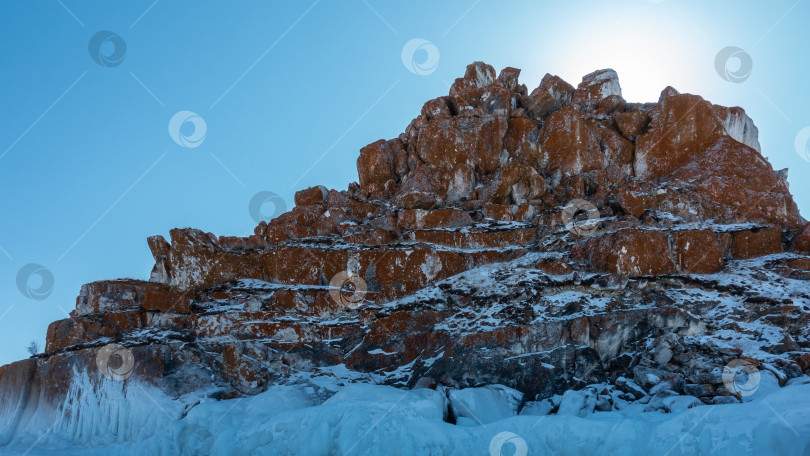 Скачать Живописная скала, лишенная растительности, на фоне голубого неба. фотосток Ozero