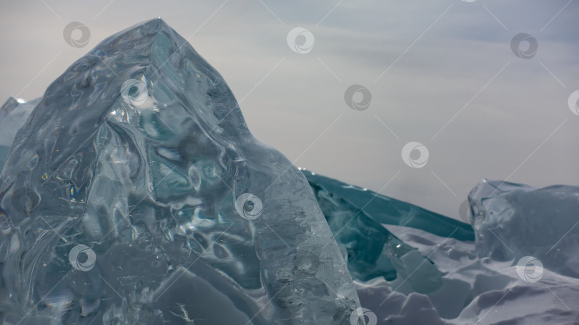 Скачать Бирюзовые ледяные торосы на фоне неба. Крупный план фотосток Ozero