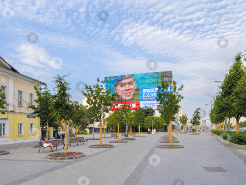 Скачать Социальная реклама службы в армии по контракту на улице Москвы. фотосток Ozero