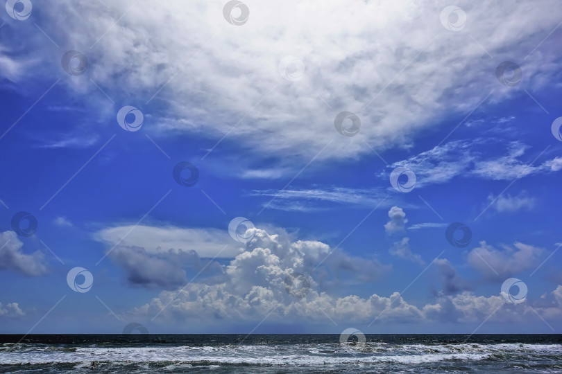 Скачать Фантастический облачный пейзаж над океаном.  Шри-Ланка. фотосток Ozero