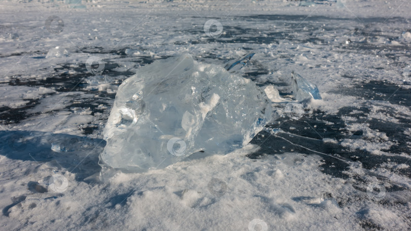 Скачать Прозрачный сияющий осколок льда. Солнечные блики по краям фотосток Ozero