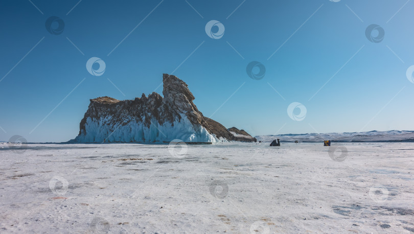 Скачать На замерзшем озере есть скалистый остров необычной формы. Байкал фотосток Ozero