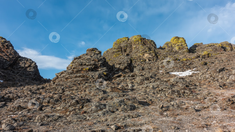 Скачать Живописный горный хребет на фоне ярко-голубого неба. фотосток Ozero